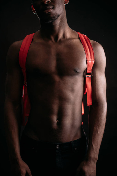 крупним планом Портрет африканського оголеного чоловіка з рюкзаком
 - Фото, зображення