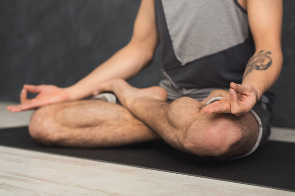 Молодой человек практикующий йогу, расслабиться медитации позы
 - Фото, изображение