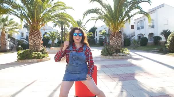 glücklich junge Frau im Urlaub Spaß haben - Filmmaterial, Video