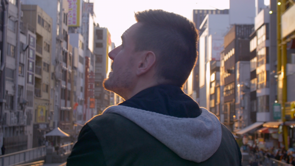 Tourist watching the sunset over a busy canal in Japan. - Materiał filmowy, wideo