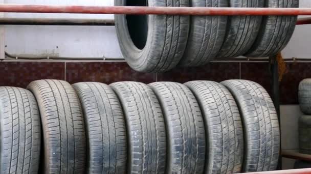 neumáticos de coche deformados en la reparación de neumáticos auto
 - Metraje, vídeo