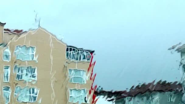yağmur yağdığında araba penceresinden akan su damlaları - Video, Çekim