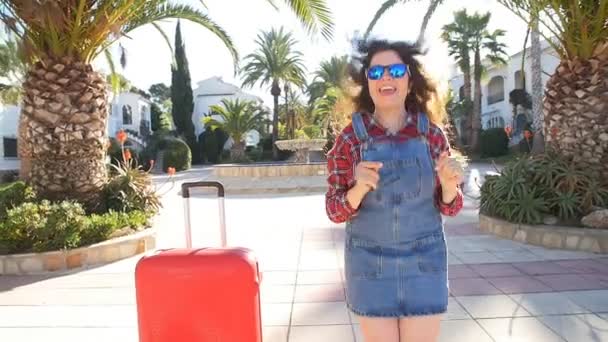 Ευτυχισμένη γυναίκα στις διακοπές διασκέδαση - Πλάνα, βίντεο