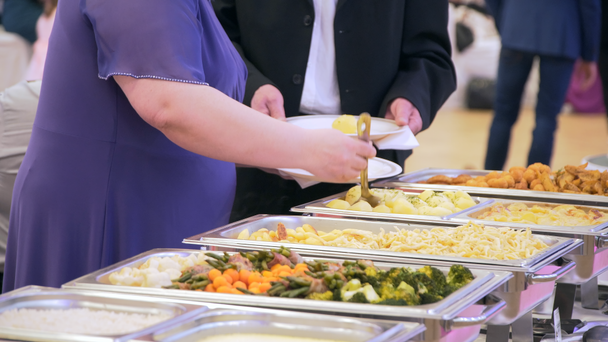 personas grupo catering buffet comida interior en restaurante de lujo
 - Imágenes, Vídeo