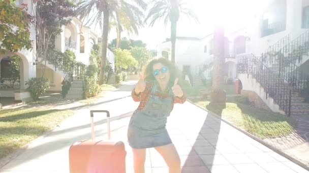 Šťastná mladá žena na dovolené bavit - Záběry, video