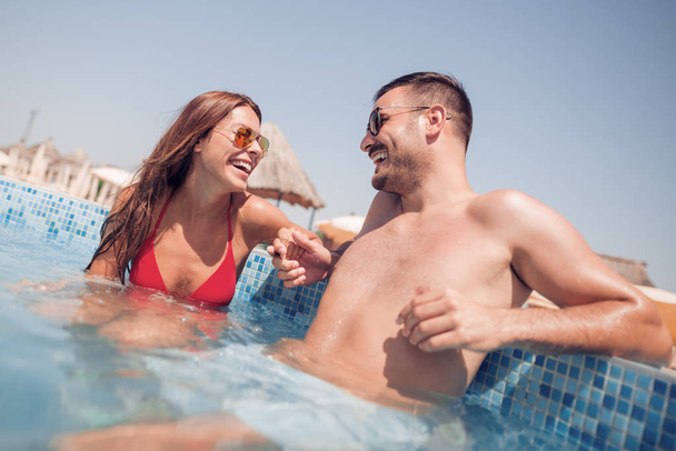 giovane coppia rilassante in piscina - Foto, immagini