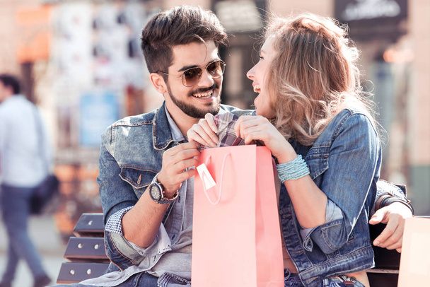 gelukkige paar met boodschappentas na het winkelen - Foto, afbeelding
