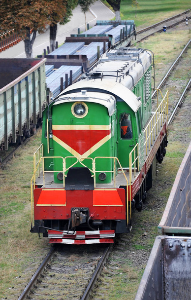 Локомотив и поезд в порту
 - Фото, изображение