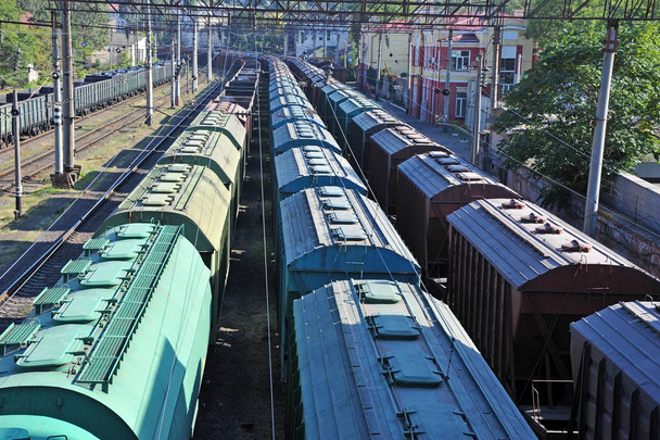 грузовой поезд на железной дороге
 - Фото, изображение