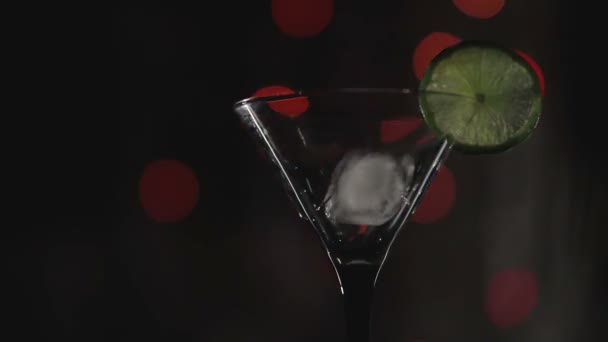 přípravě alkoholických koktejlů close-up - Záběry, video
