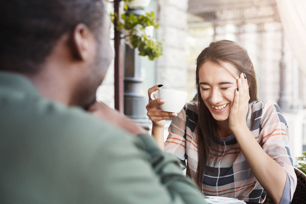 junges gelangweiltes Mädchen trinkt Kaffee bei einem Date in einem Café - Foto, Bild