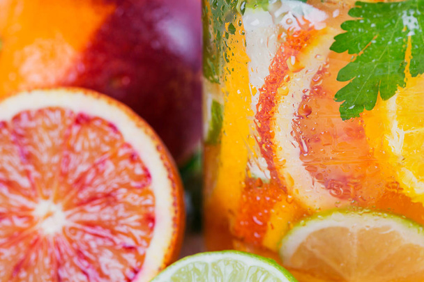 Citrus fruit en kruiden water voor detox of dieet in glas bottl - Foto, afbeelding