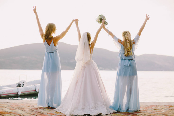 подружки невесты и невесты на пляже
 - Фото, изображение