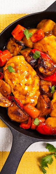 Petti di pollo arrosto con patate, carote e peperoni. Focus selettivo
. - Foto, immagini