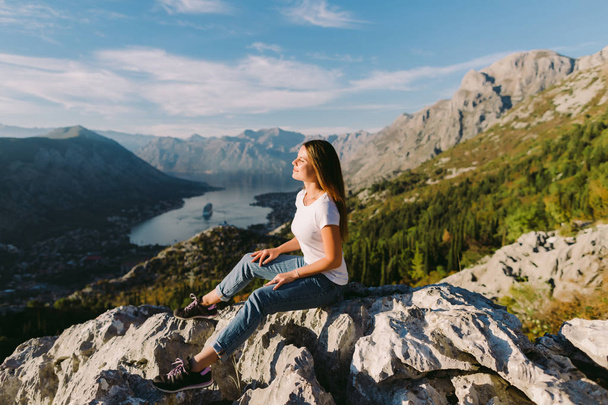 hermosa mujer relajarse en las montañas de vacaciones. Montenegro, Kotor
 - Foto, imagen