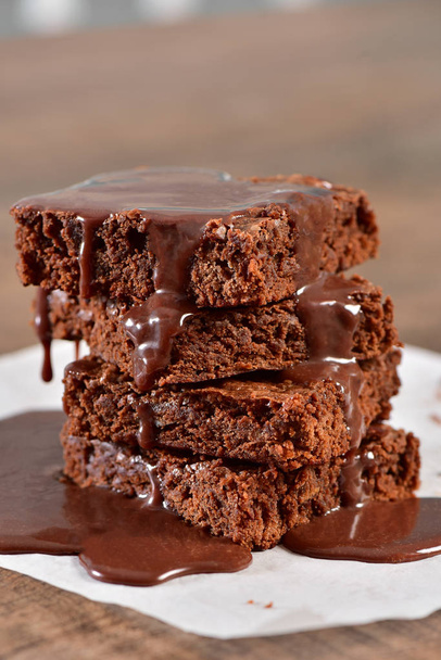Brownie torony futó csokoládé öntettel - Fotó, kép