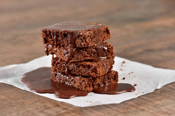 Brownie torre con salsa de chocolate corriendo
 - Foto, imagen