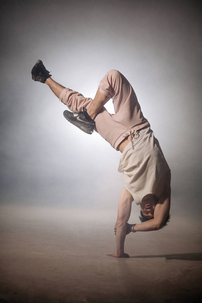 dancer showing risky stunt without difficulties - Fotografie, Obrázek