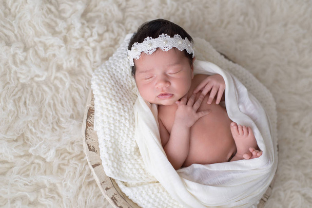 Pasgeboren meisje dragen een Lace en parel hoofdband - Foto, afbeelding