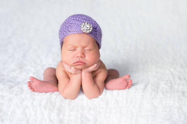 Vastasyntynyt vauva tyttö yllään laventeli Flapper Hat
 - Valokuva, kuva
