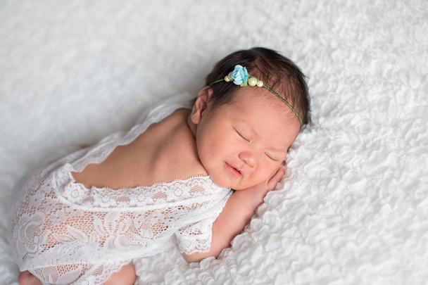 Meisje van de Pasgeboren Baby het dragen van een witte Lace Romper - Foto, afbeelding