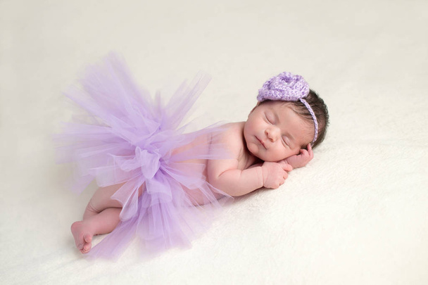 バレリーナ コスチュームで生まれたばかりの赤ちゃんの女の子 - 写真・画像