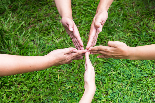 Menschliche Hand, Verbindung, Teamarbeit, Gruppe von Menschen vereinte Hände, um gemeinsam Teamarbeit mit Geist aufzubauen - Teamwork-Konzepte. - Foto, Bild