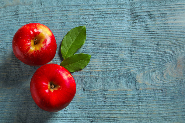 Ripe red apples on wooden background, flat lay - Фото, зображення
