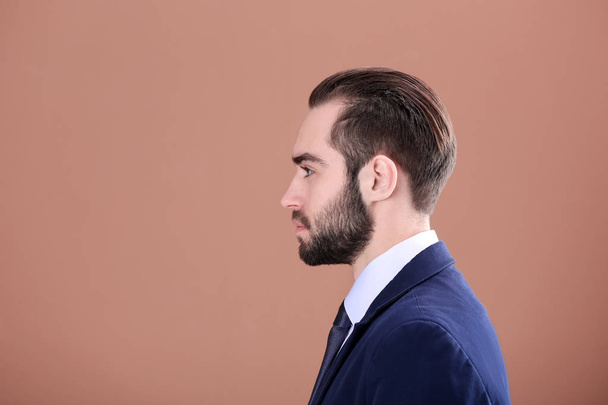Ritratto di giovane uomo d'affari con bei capelli su sfondo a colori
 - Foto, immagini