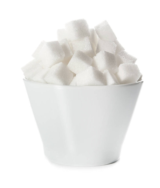 Cubos de azúcar refinados en tazón sobre fondo blanco
 - Foto, Imagen