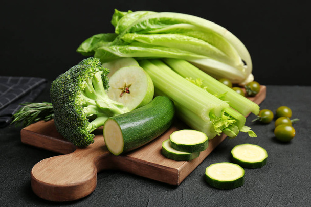 Placa de madeira com legumes verdes e frutas na mesa. Fotografia alimentar
 - Foto, Imagem