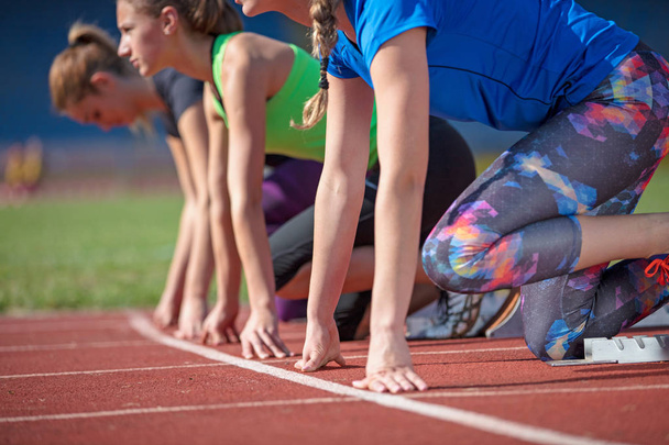 Mujeres listas para correr en pista
 - Foto, Imagen