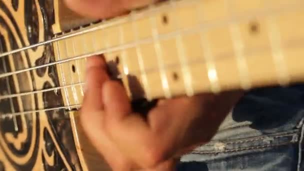  Man's hands playing bass guitar - Video, Çekim