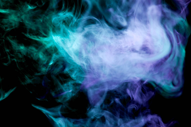 Renkli mavi ve mor duman siyah yalıtılmış zemin. Arka plandan vape duman - Fotoğraf, Görsel