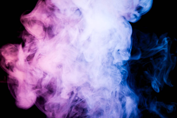 bunter blauer und lila Rauch auf schwarzem, isoliertem Hintergrund. Hintergrund aus dem Rauch des Dampfes - Foto, Bild