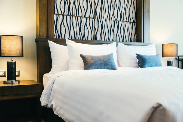 bequemes Kissen auf Bettdekoration im Hotelschlafzimmer - Foto, Bild