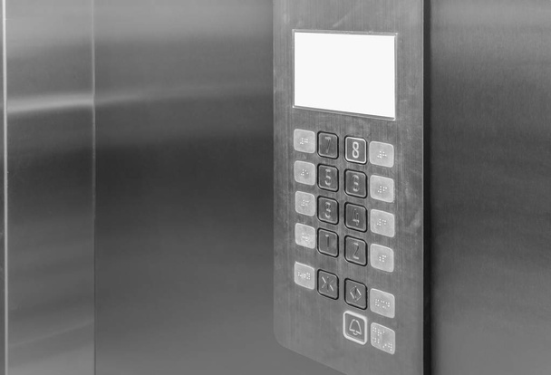 Ανύψωσης ασανσέρ εσωτερικού ελέγχου με κουμπιά Braille  - Φωτογραφία, εικόνα
