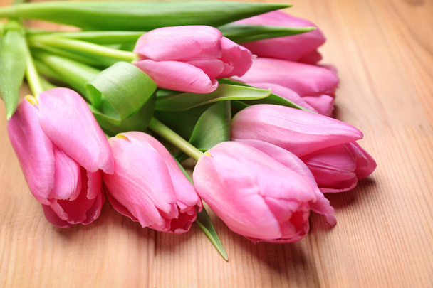 Belles tulipes fraîches sur fond bois, gros plan
 - Photo, image