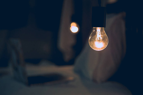 Ретро-свет Vitange в темной комнате
 - Фото, изображение