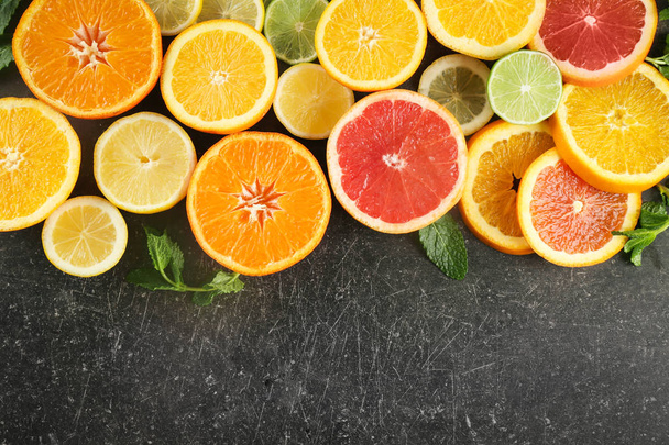 Flat lay composition with ripe citrus fruits on dark background - Zdjęcie, obraz