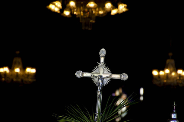 Cruz procesional con imagen de Jesucristo
 - Foto, Imagen