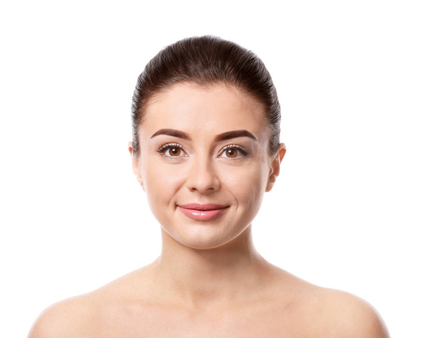 Belle jeune femme avec peau soyeuse après un traitement spa sur fond blanc
 - Photo, image