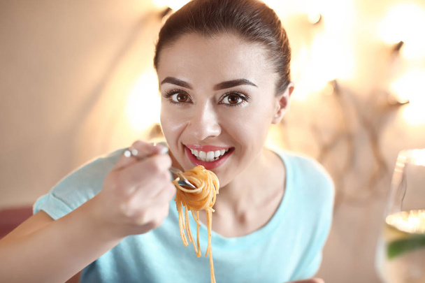Giovane donna mangiare gustosa pasta in caffè
 - Foto, immagini
