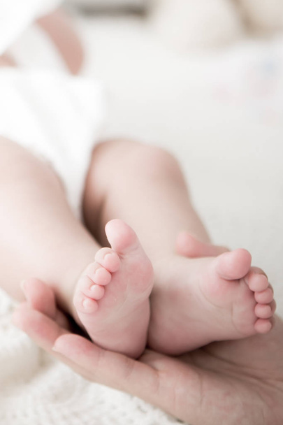 A gyönyörű baba lábát - Fotó, kép