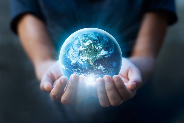 Jour de la Terre, mains humaines tenant la terre bleue, sauver concept de la terre
. - Photo, image