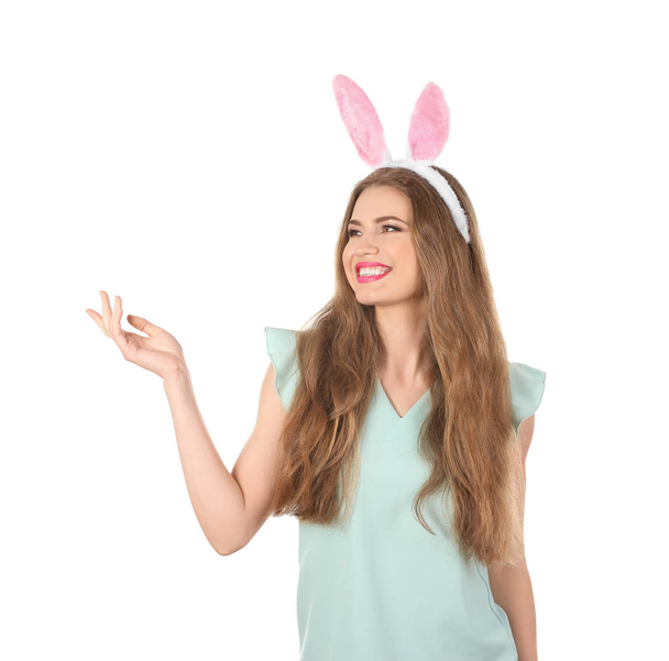 Hermosa mujer joven con orejas de conejo de Pascua sobre fondo blanco
 - Foto, Imagen