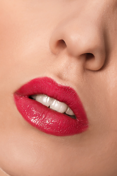Belle jeune femme avec rouge à lèvres brillant, gros plan - Photo, image