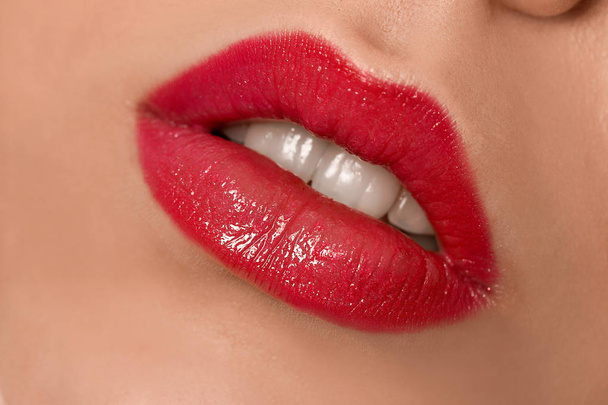 Belle jeune femme avec rouge à lèvres brillant, gros plan - Photo, image