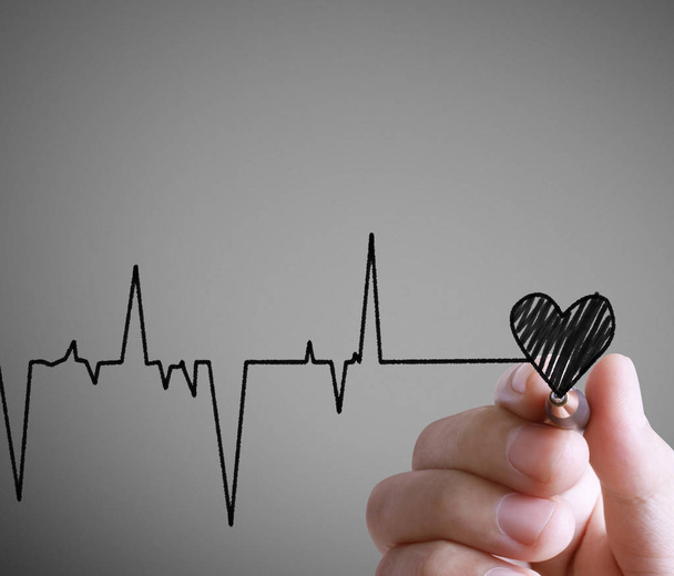Ручной рисунок сердца с маркером
 - Фото, изображение