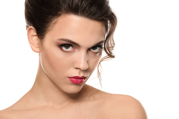 Retrato de mujer joven con hermoso maquillaje profesional sobre fondo blanco
 - Foto, imagen